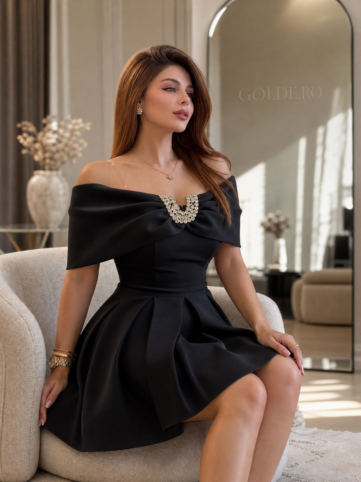 فستان ميدي بياقة باردو وبروش كريستال P1 – GOLDÉ، صورة 4